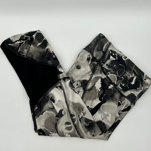 UNDER ARMOUR Women's Heatgear Compression Speed Capri Leggings  Size SMALL